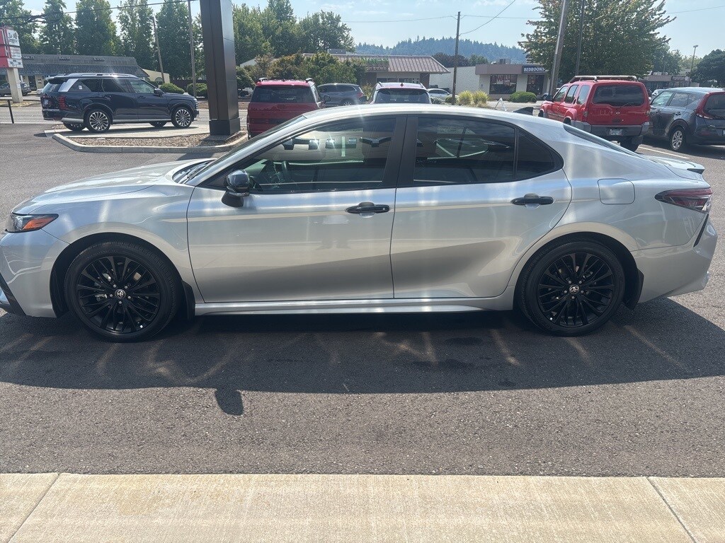 2022 Toyota Camry Hybrid SE photo 2