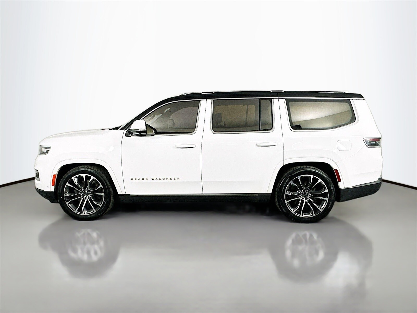 2022 Jeep Grand Wagoneer III photo 3