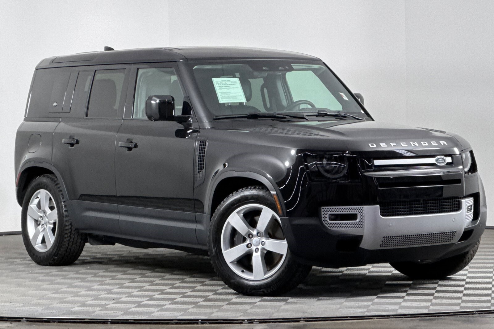 2024 Land Rover Defender 110 SE photo 2