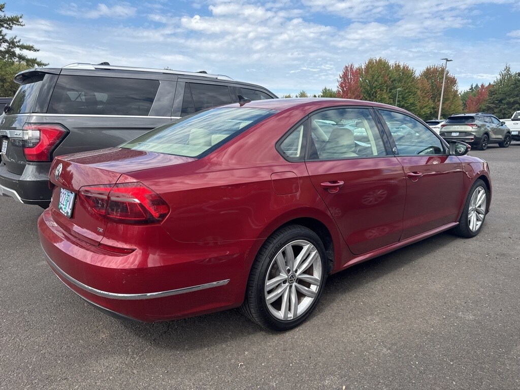 2019 Volkswagen Passat 2.0T Wolfsburg Edition photo 4