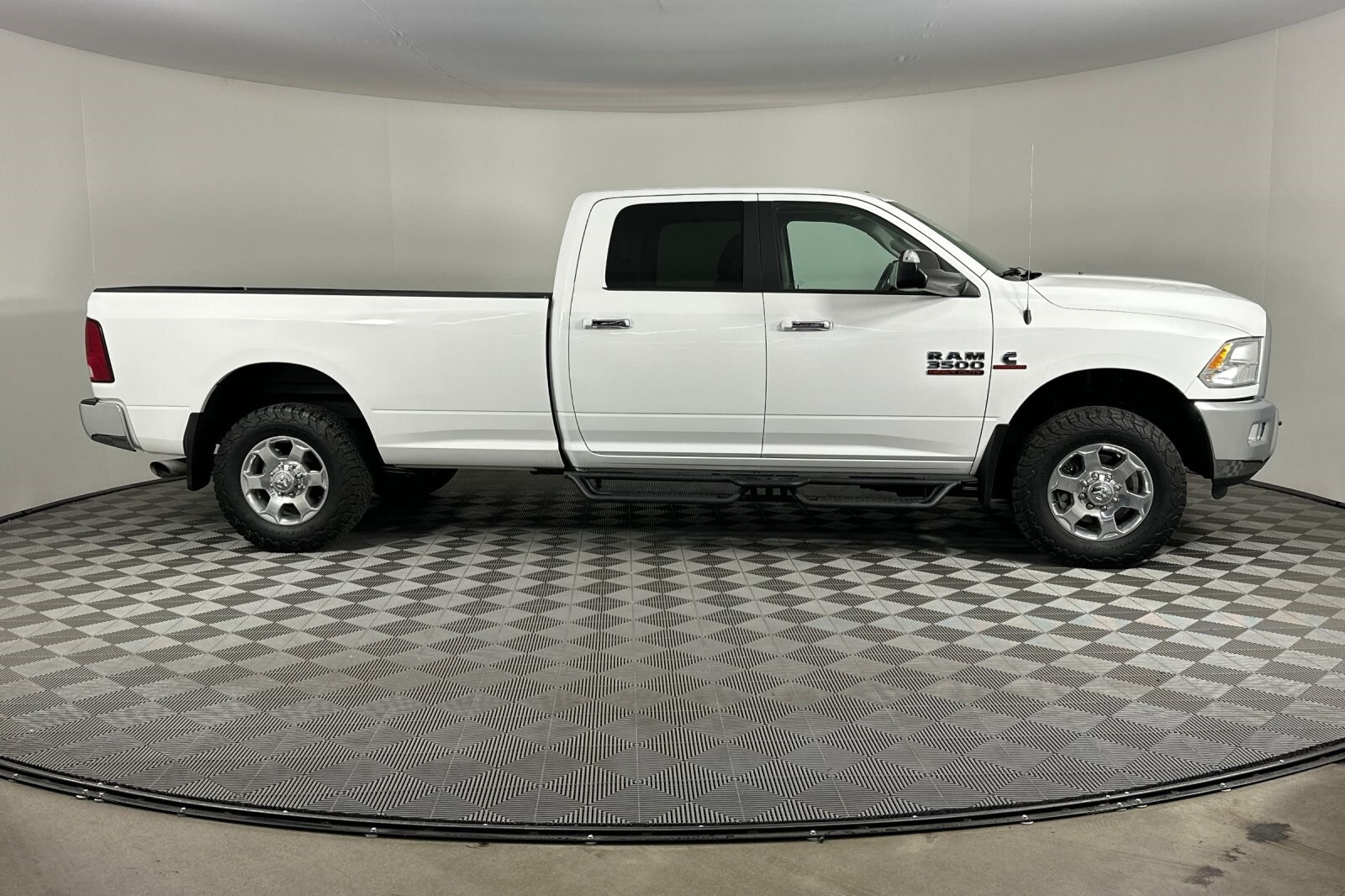 2018 Ram 3500 SLT photo 3