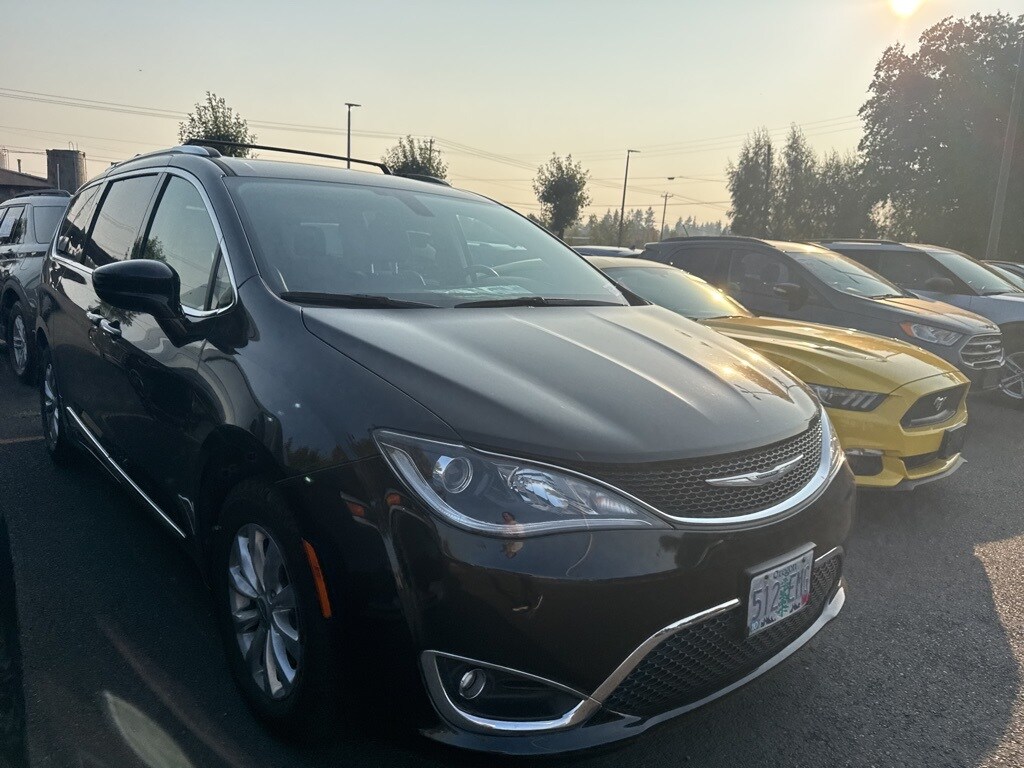 2019 Chrysler Pacifica Touring L photo 2