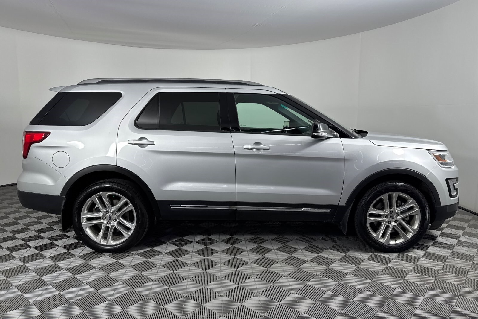 2017 Ford Explorer XLT photo 3
