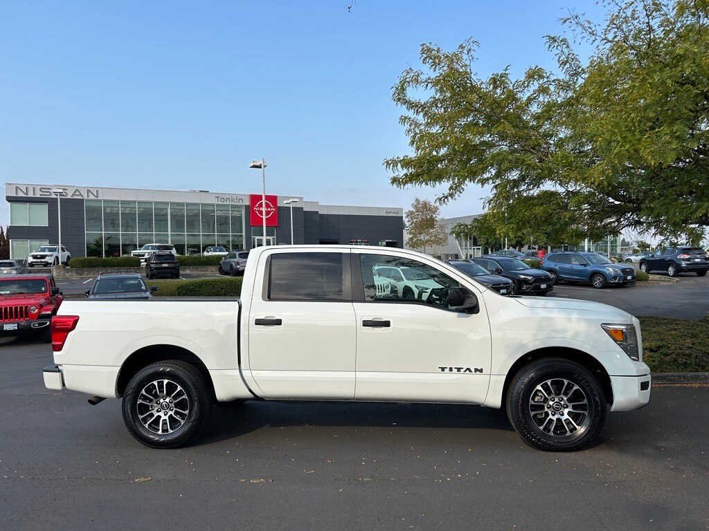 2023 Nissan Titan SV photo 2