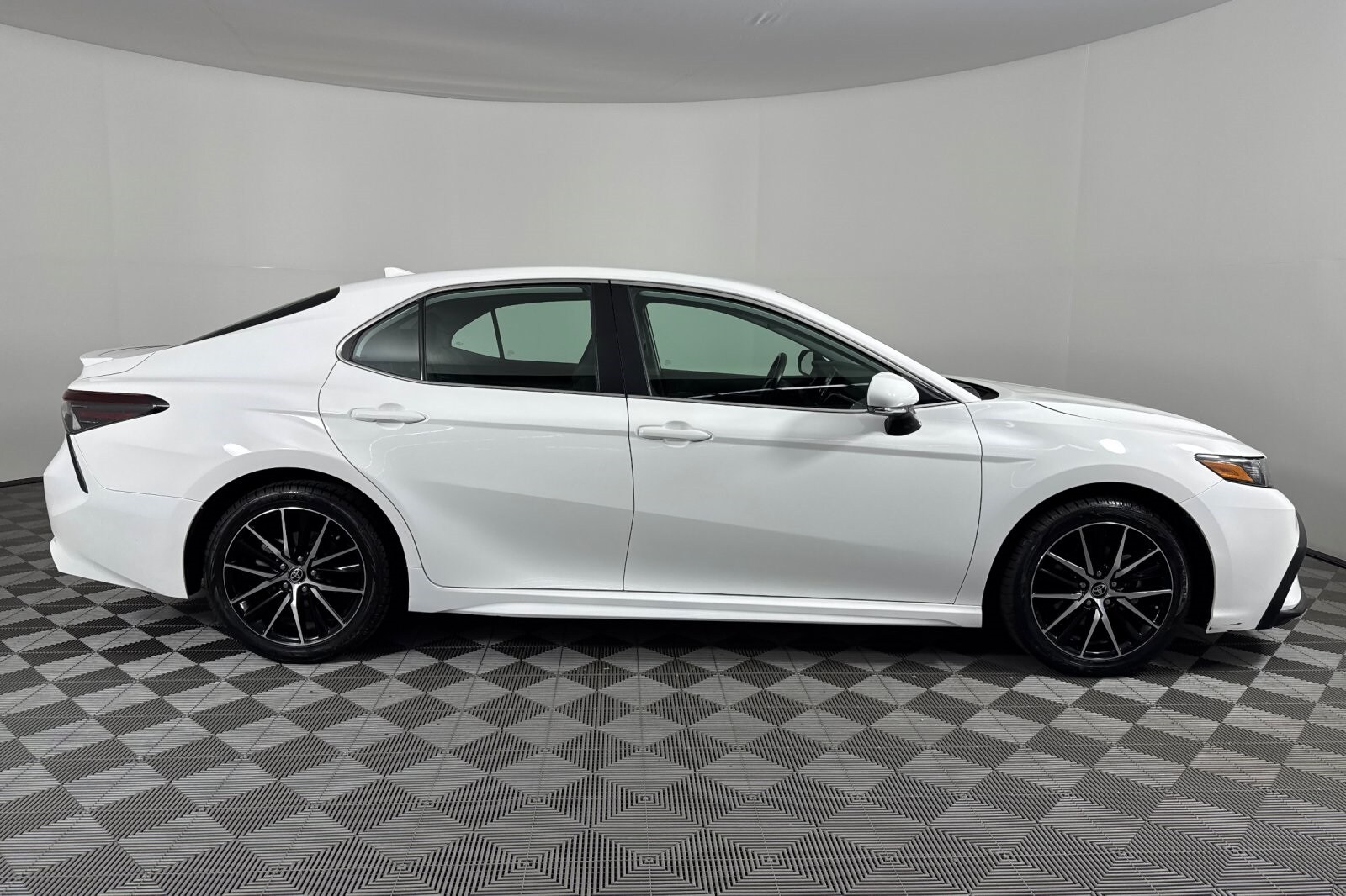 2024 Toyota Camry SE photo 3