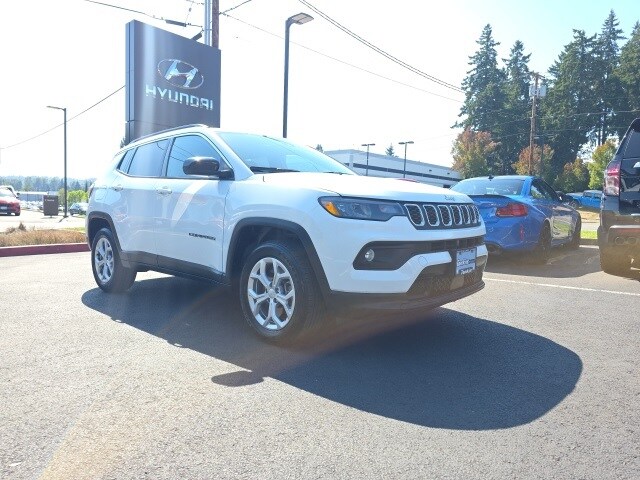 2024 Jeep Compass Latitude photo 2