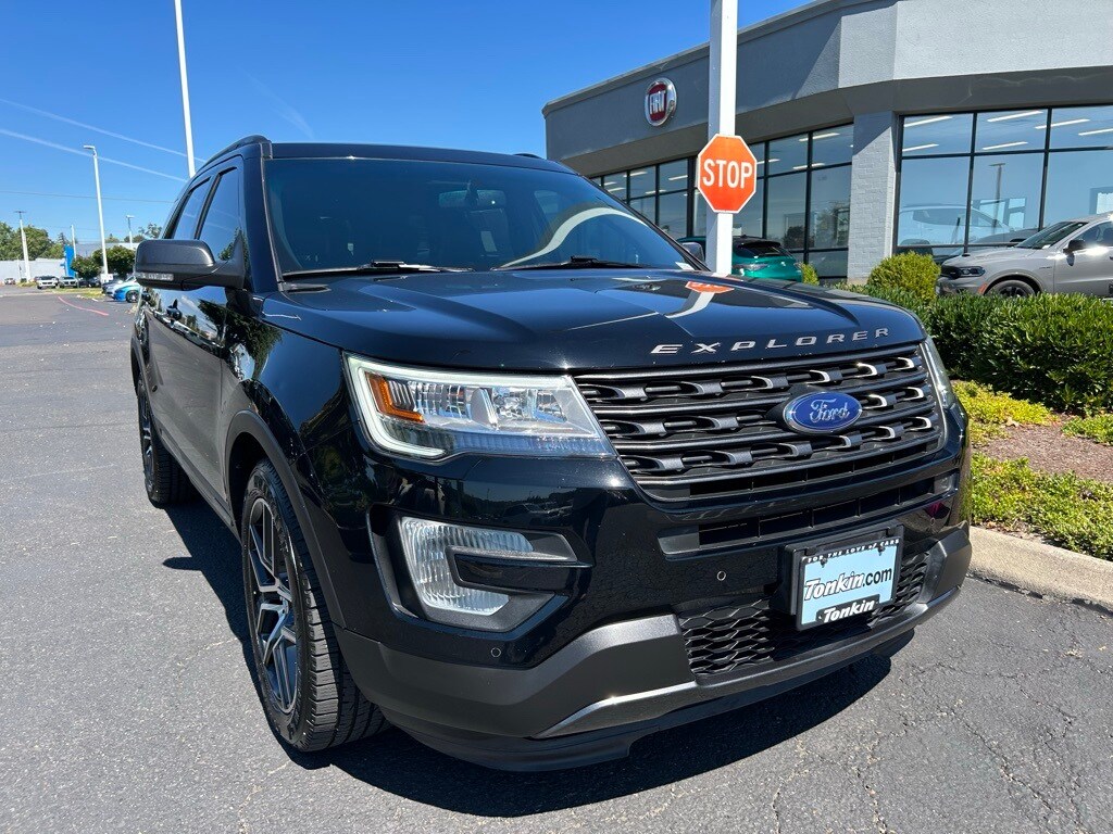 2017 Ford Explorer XLT photo 2