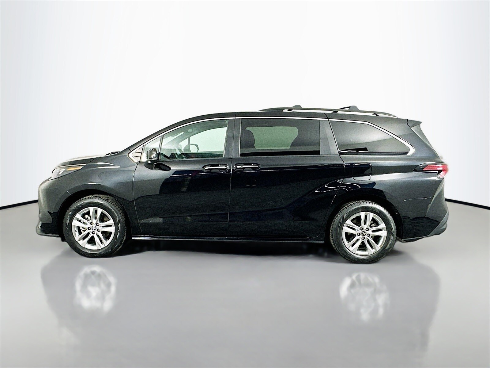 2022 Toyota Sienna XLE Woodland Edition photo 4