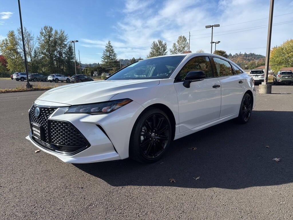 2022 Toyota Avalon Hybrid XSE photo 3
