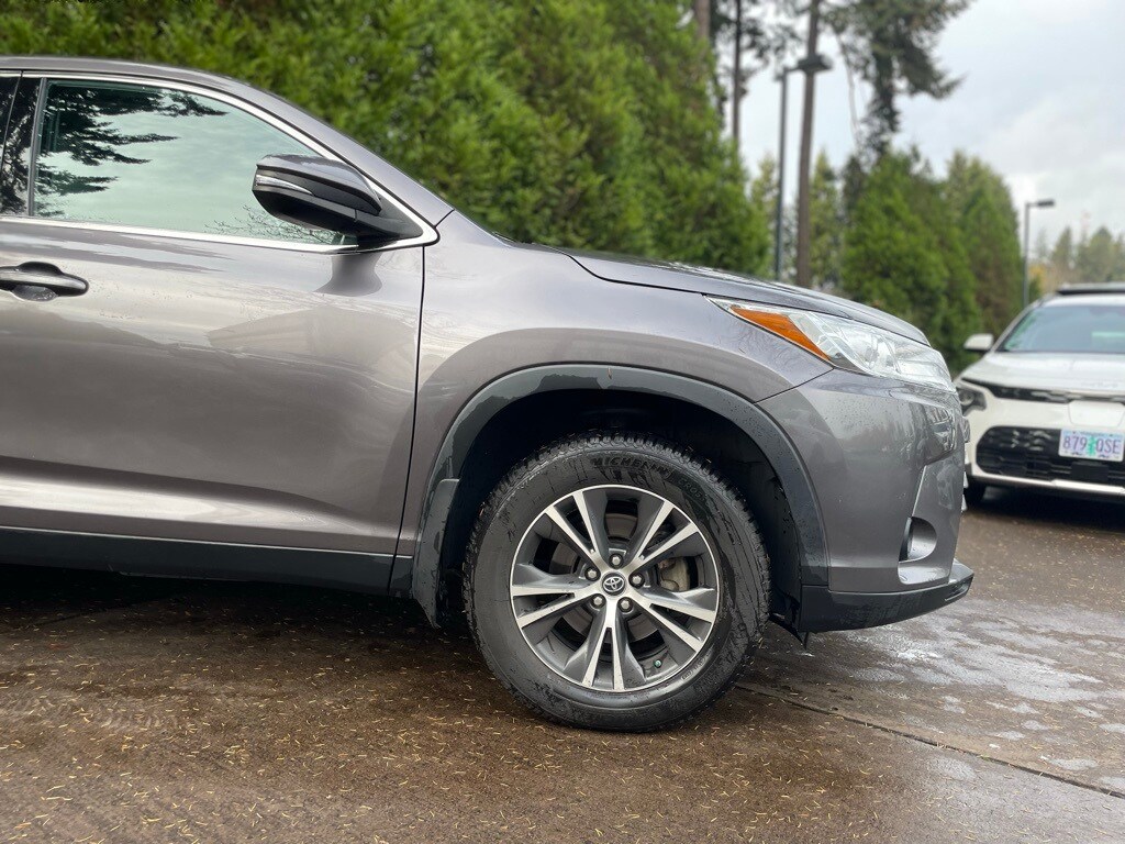 2019 Toyota Highlander LE photo 2