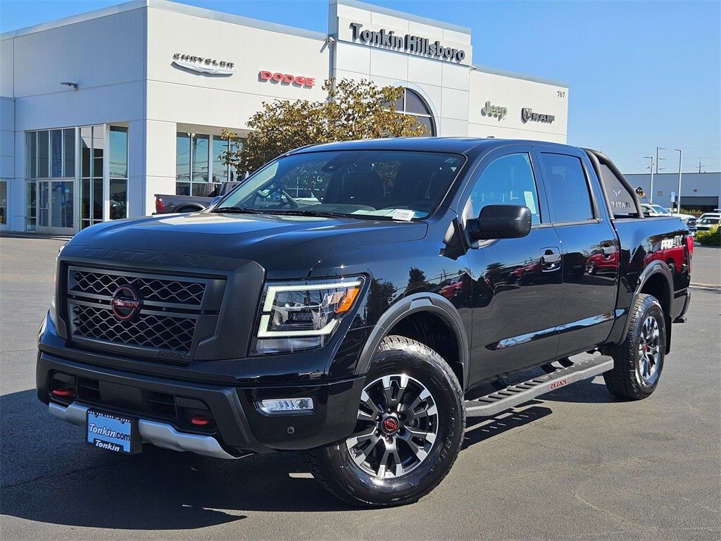 2024 Nissan Titan PRO-4X photo 2
