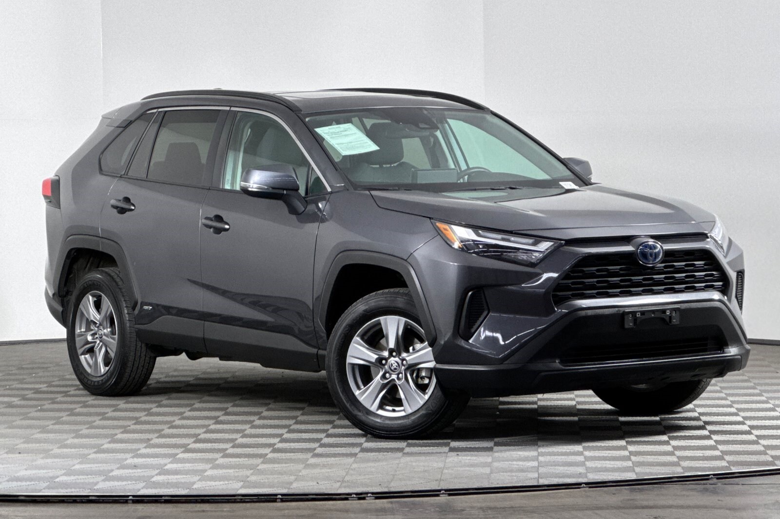 2022 Toyota RAV4 Hybrid XLE photo 2
