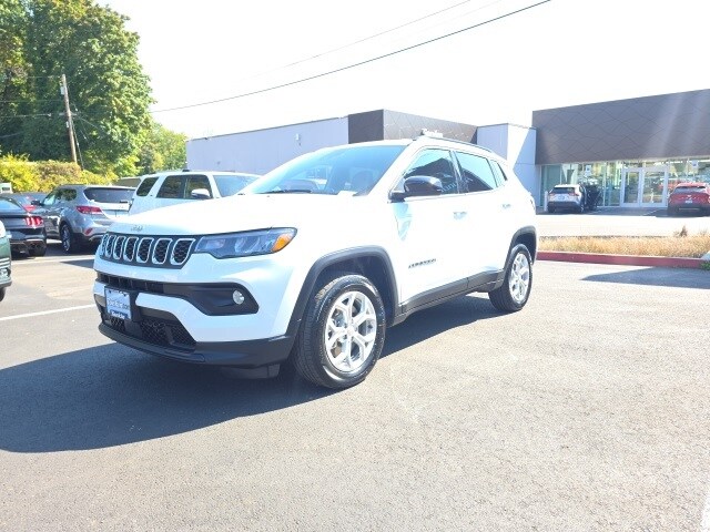 2024 Jeep Compass Latitude photo 3