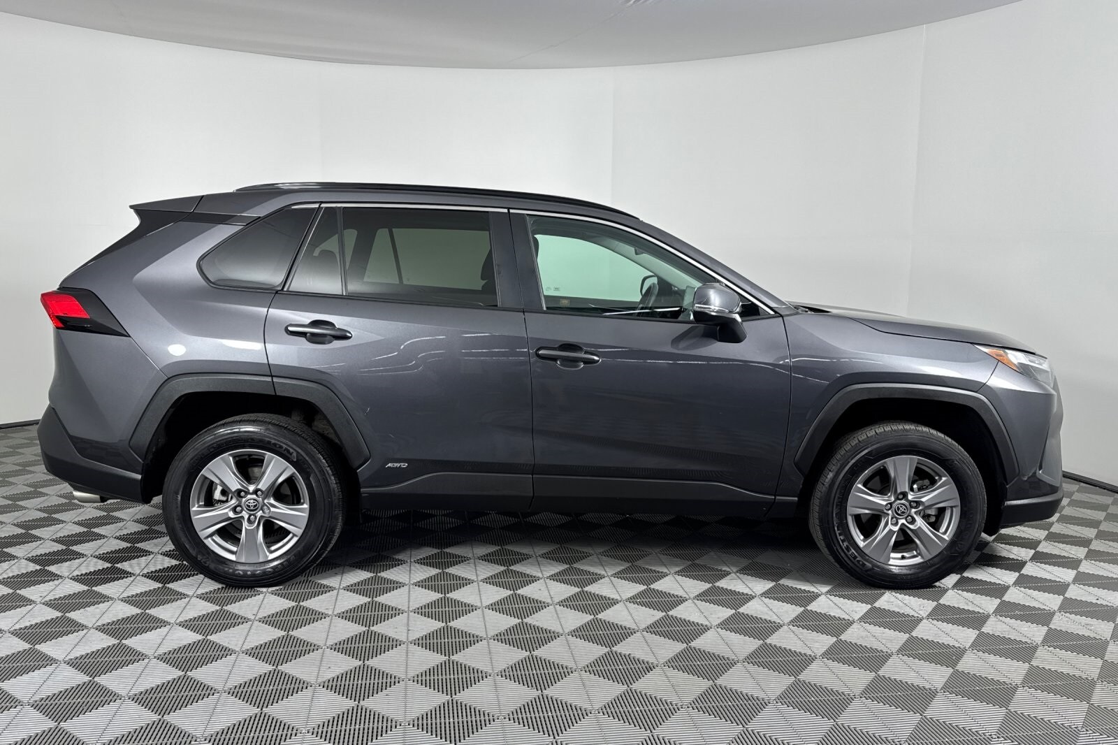 2022 Toyota RAV4 Hybrid XLE photo 3