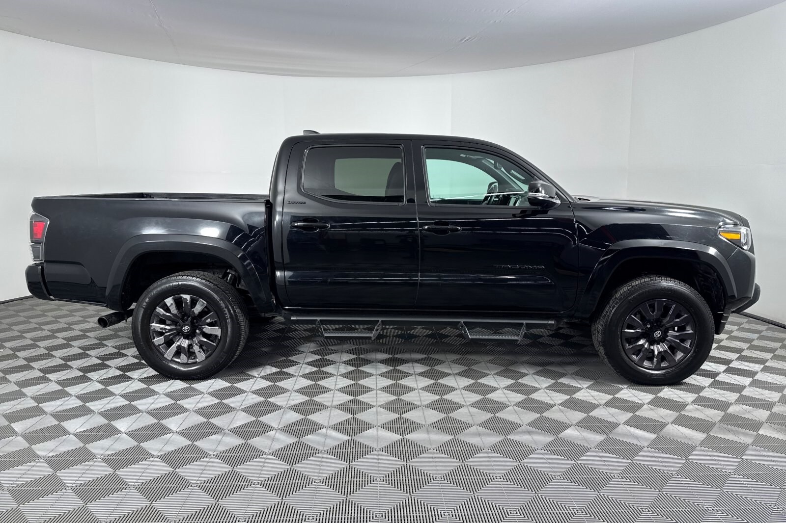 2023 Toyota Tacoma Limited V6 photo 3