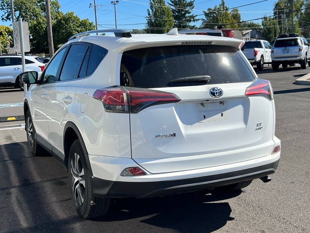 2016 Toyota RAV4 LE photo 3