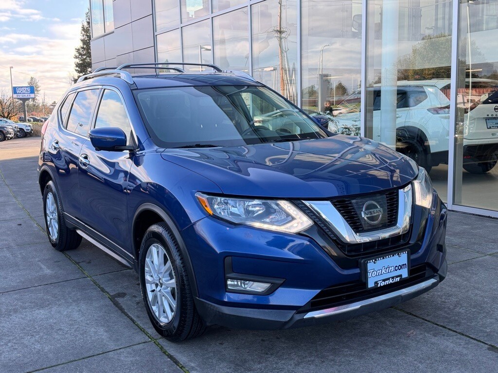 2017 Nissan Rogue SV photo 2