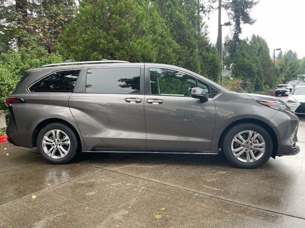 2022 Toyota Sienna Platinum photo 3