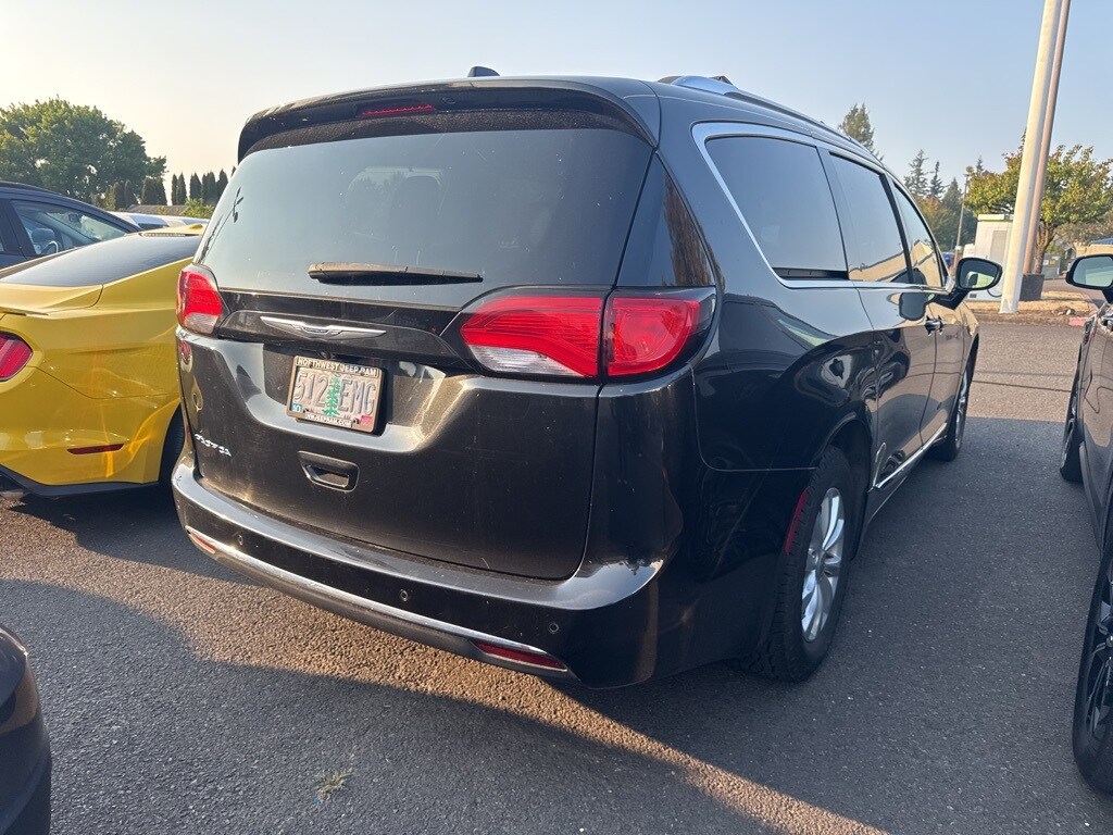 2019 Chrysler Pacifica Touring L photo 3