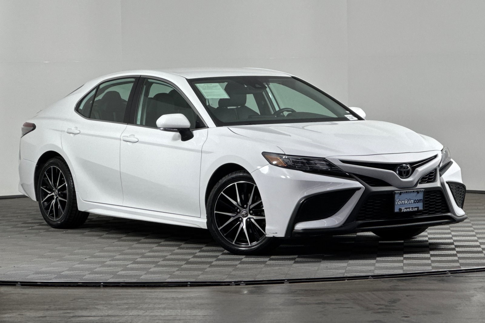 2024 Toyota Camry SE photo 2