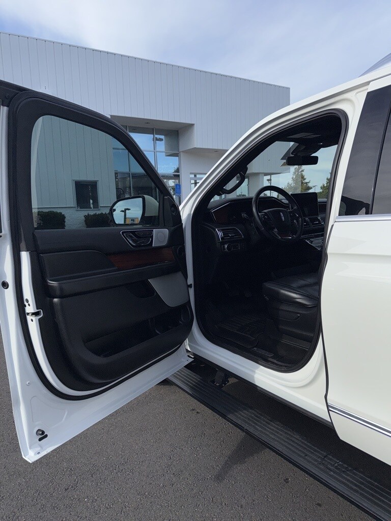 2020 Lincoln Navigator L Reserve photo 3