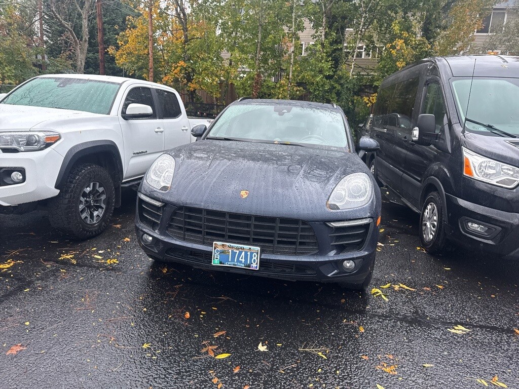 2017 Porsche Macan Base photo 2