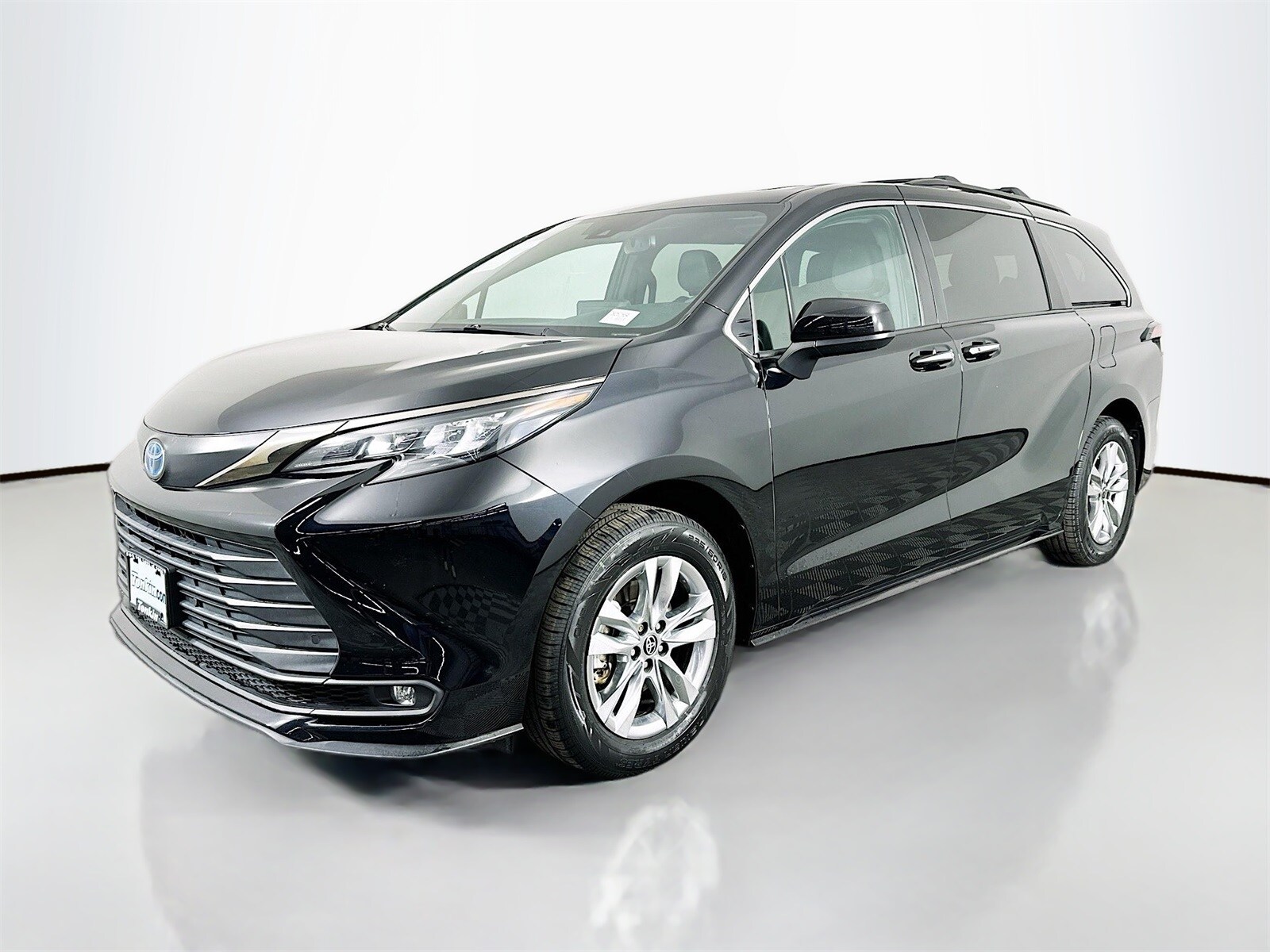 2022 Toyota Sienna XLE Woodland Edition photo 3