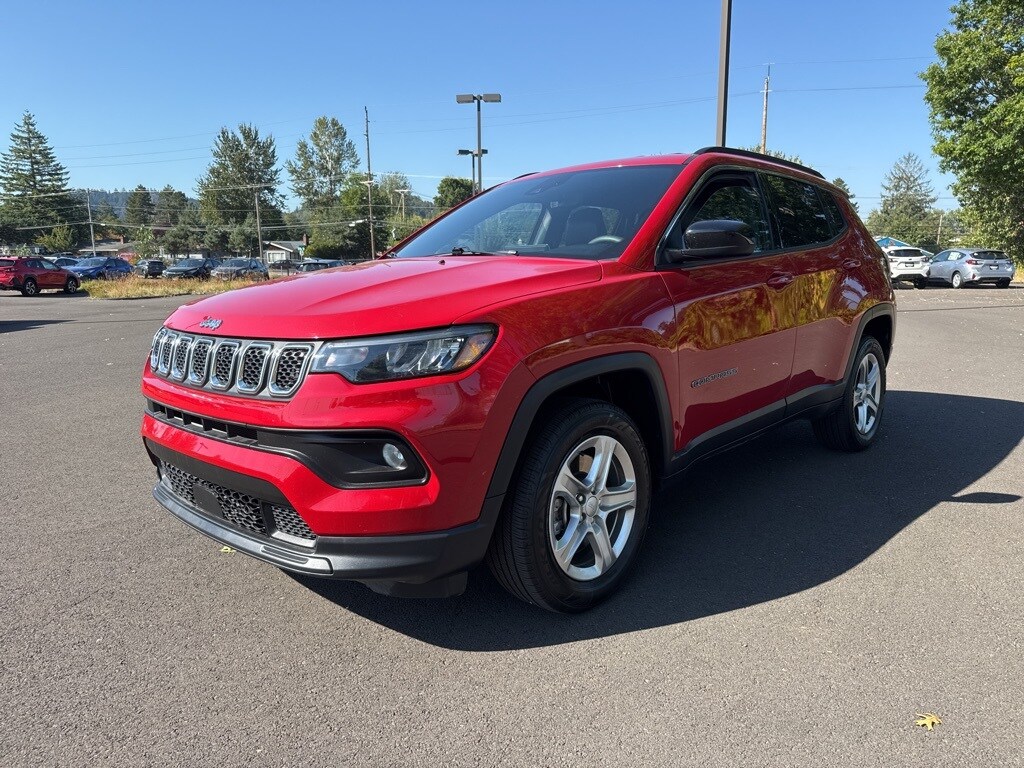2024 Jeep Compass Latitude photo 3