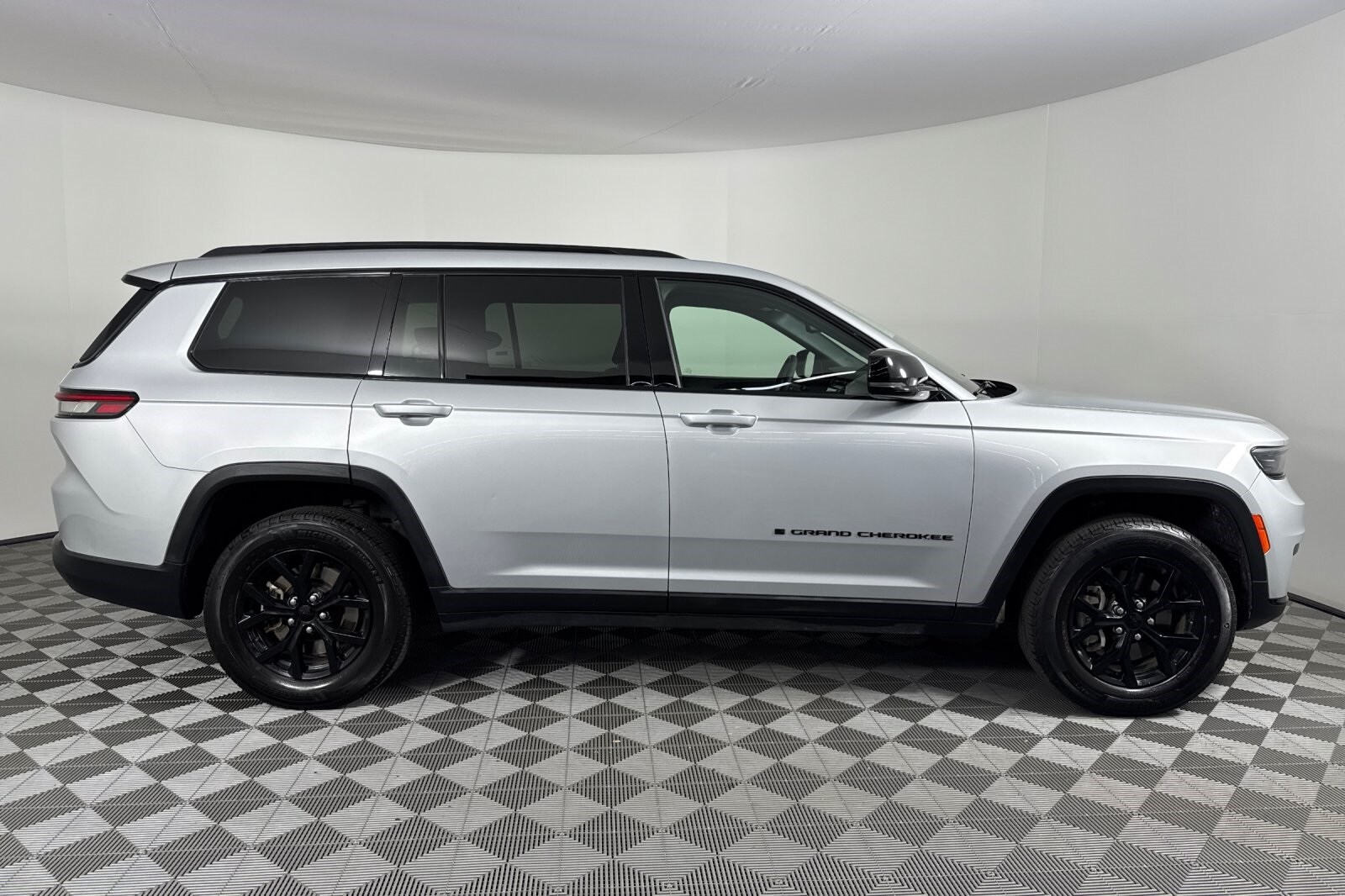 2024 Jeep Grand Cherokee Altitude photo 3