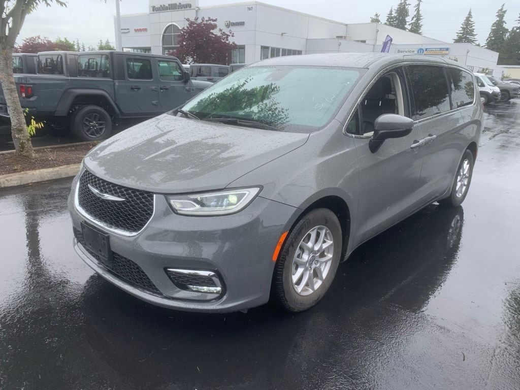 2023 Chrysler Pacifica Touring L's photo