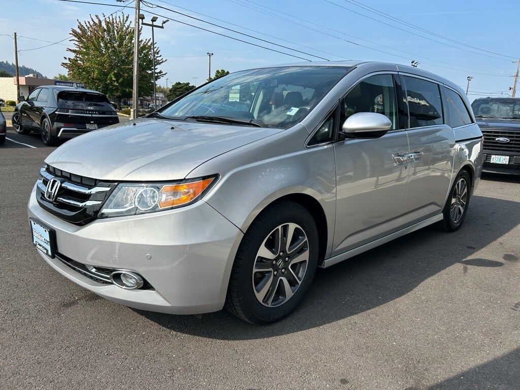 2015 Honda Odyssey Touring photo 3