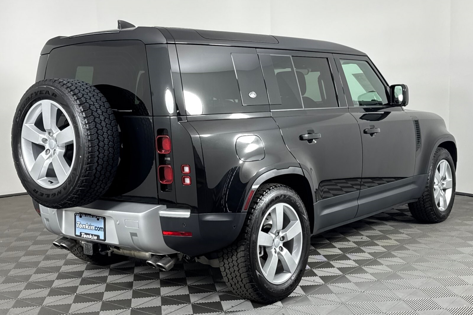 2024 Land Rover Defender 110 SE photo 4