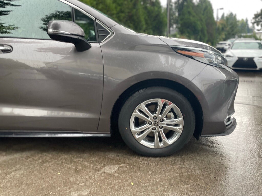 2022 Toyota Sienna Platinum photo 2
