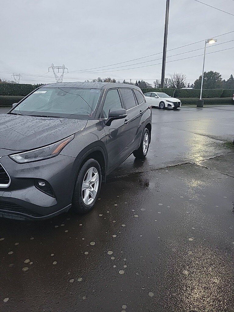 2024 Toyota Highlander photo 2