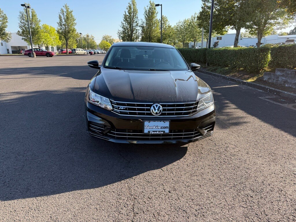 2016 Volkswagen Passat R-Line photo 2