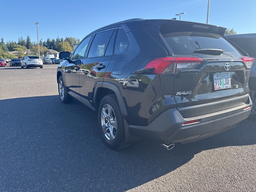 2023 Toyota RAV4 Hybrid XLE photo 2