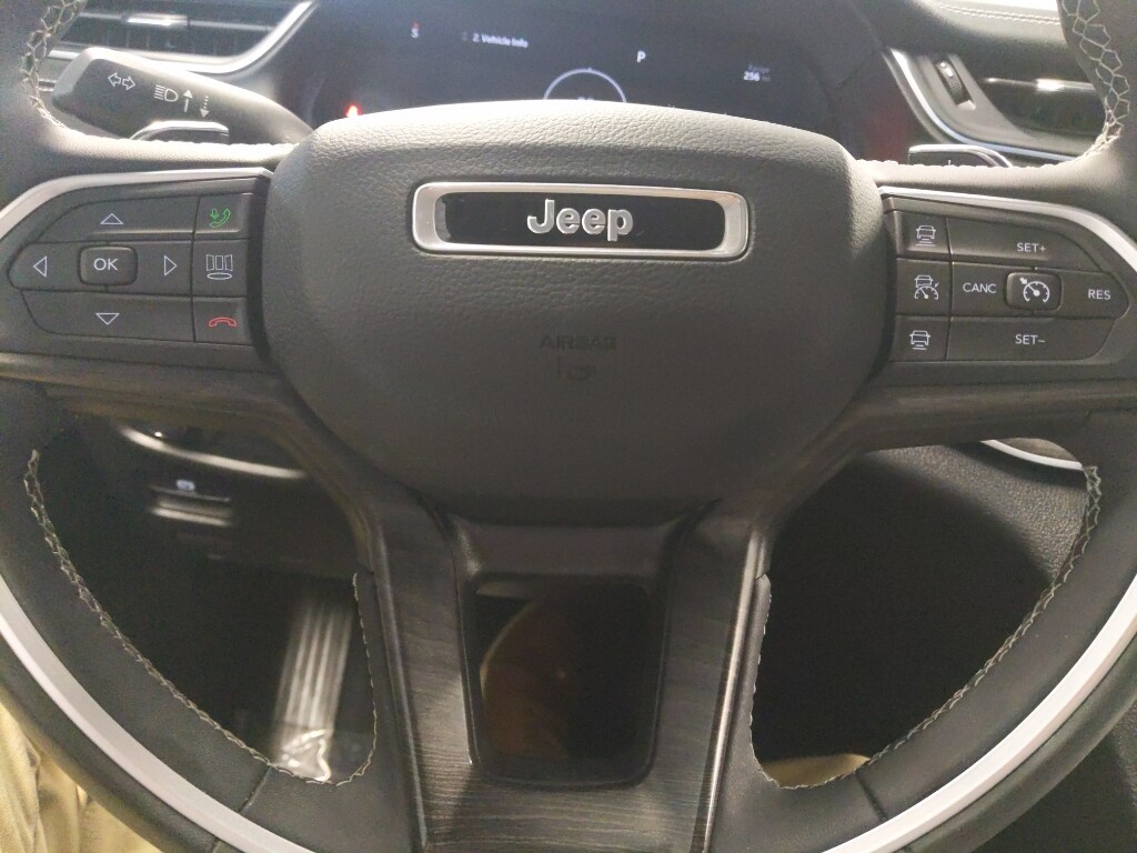 2023 Jeep Grand Cherokee Limited photo 3