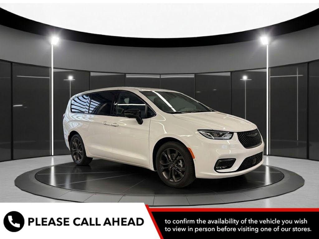 2026 Chrysler Pacifica Select's photo