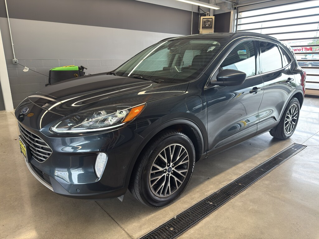 2022 Ford Escape Titanium Plug-In Hybrid photo 2