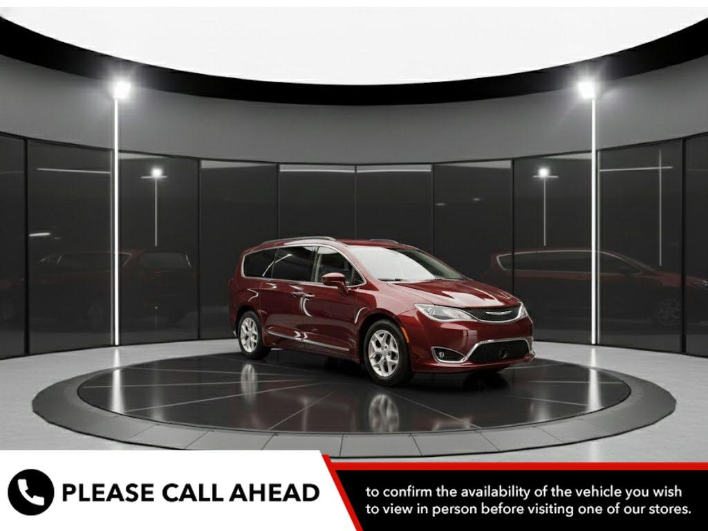 2017 Chrysler Pacifica Touring-L's photo