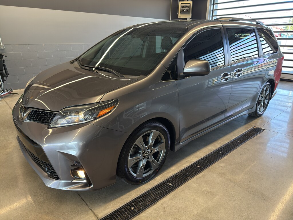 2020 Toyota Sienna Premium photo 2