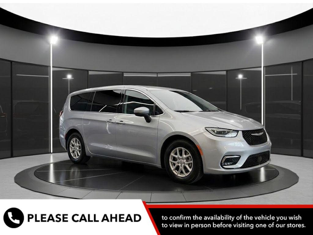 2023 Chrysler Pacifica Touring L's photo