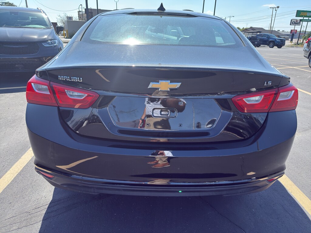 2023 Chevrolet Malibu 1LT photo 2