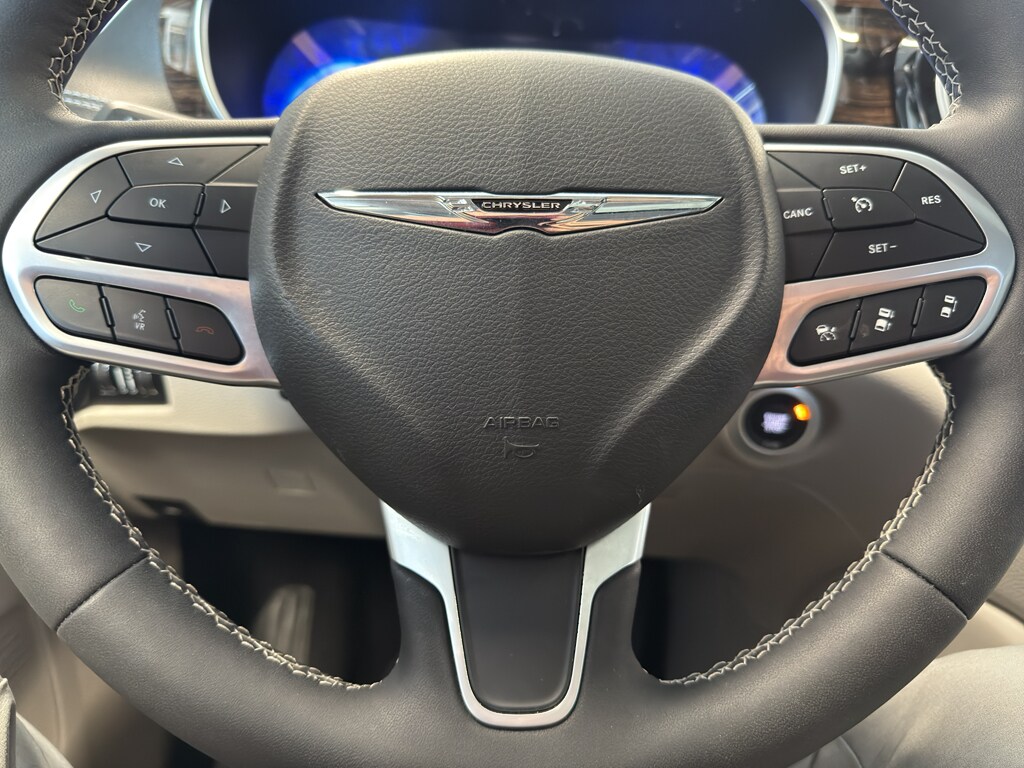 2024 Chrysler Pacifica Limited photo 3