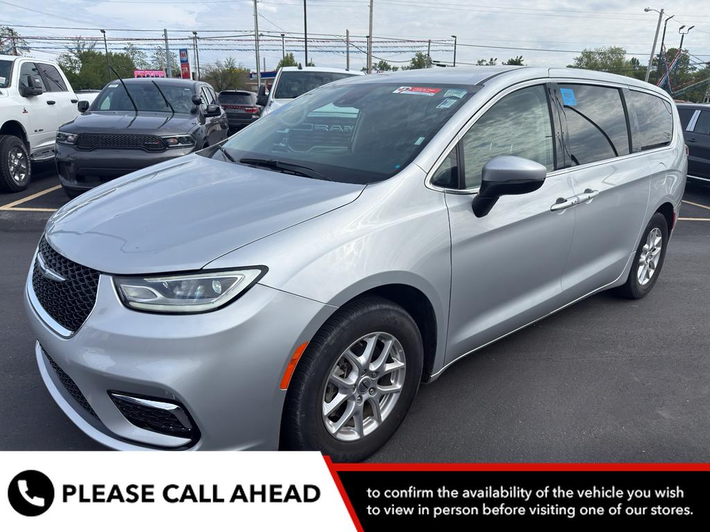 2023 Chrysler Pacifica Touring L's photo