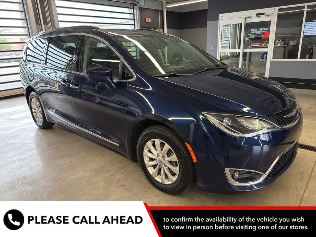 2017 Chrysler Pacifica Touring-L's photo