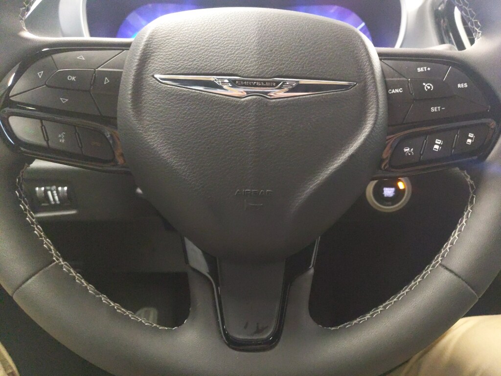 2024 Chrysler Pacifica Touring L photo 2