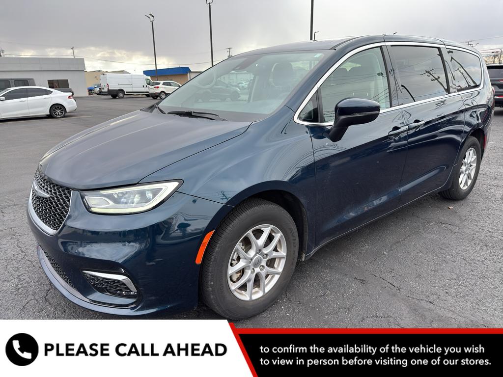 2023 Chrysler Pacifica Touring L's photo