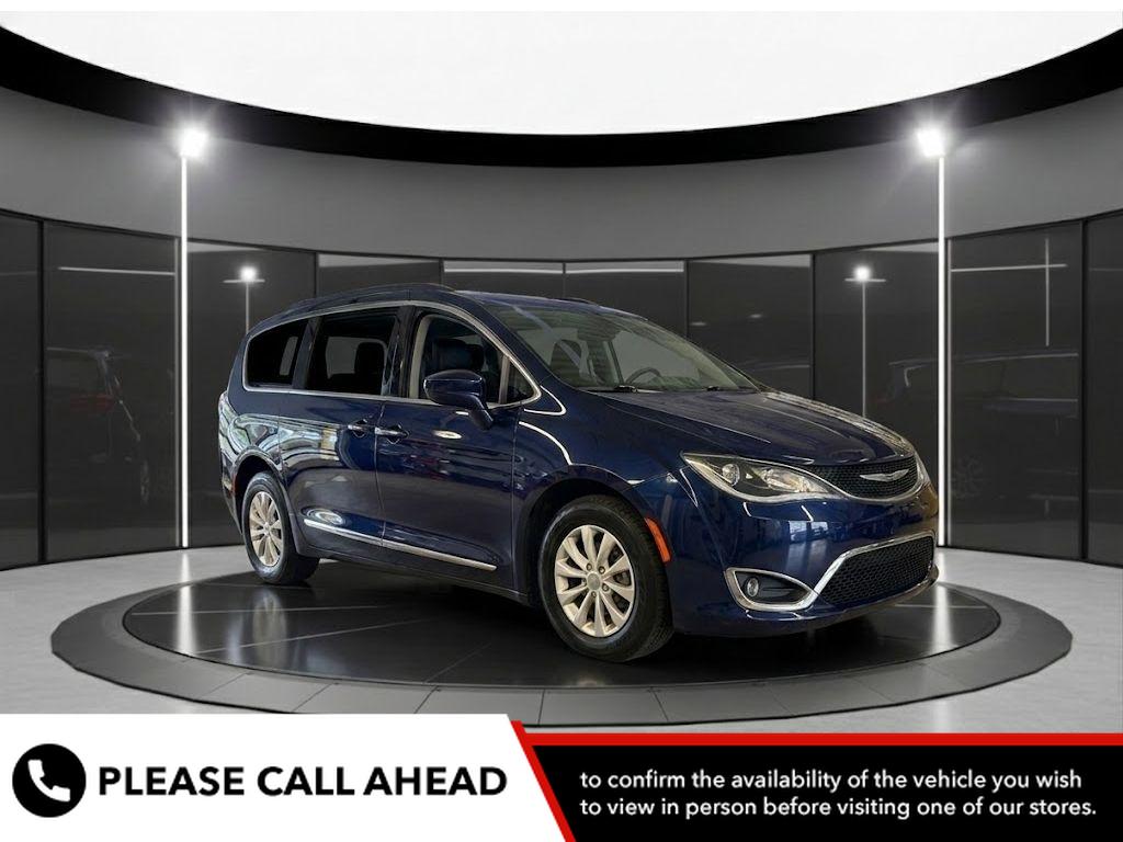 2017 Chrysler Pacifica Touring-L's photo