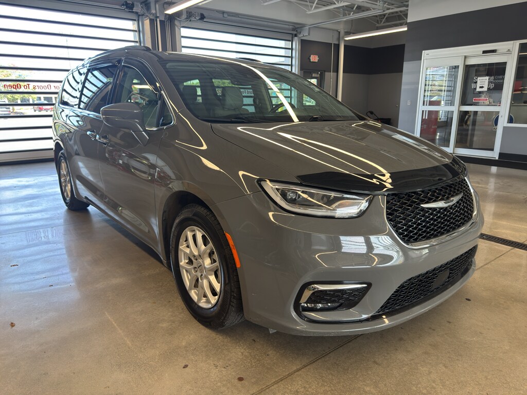 2021 Chrysler Pacifica Touring L photo 2